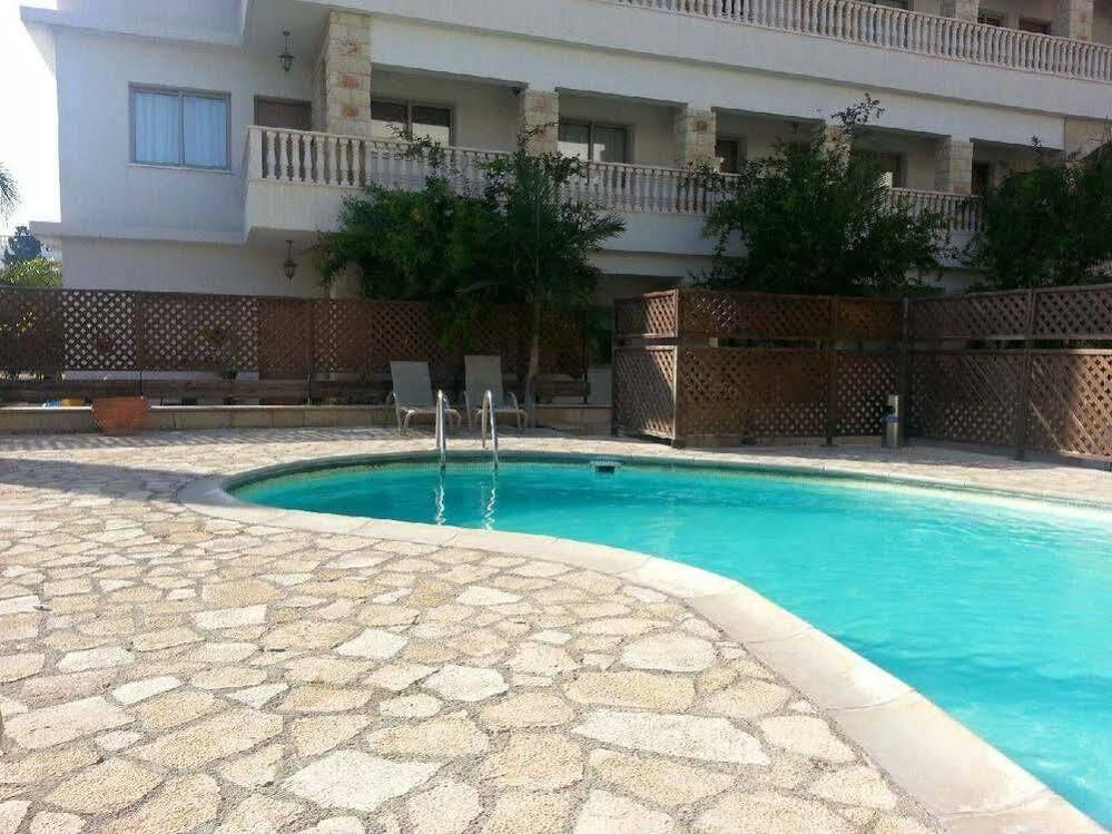 King'S Holiday Apartments Paphos Bagian luar foto